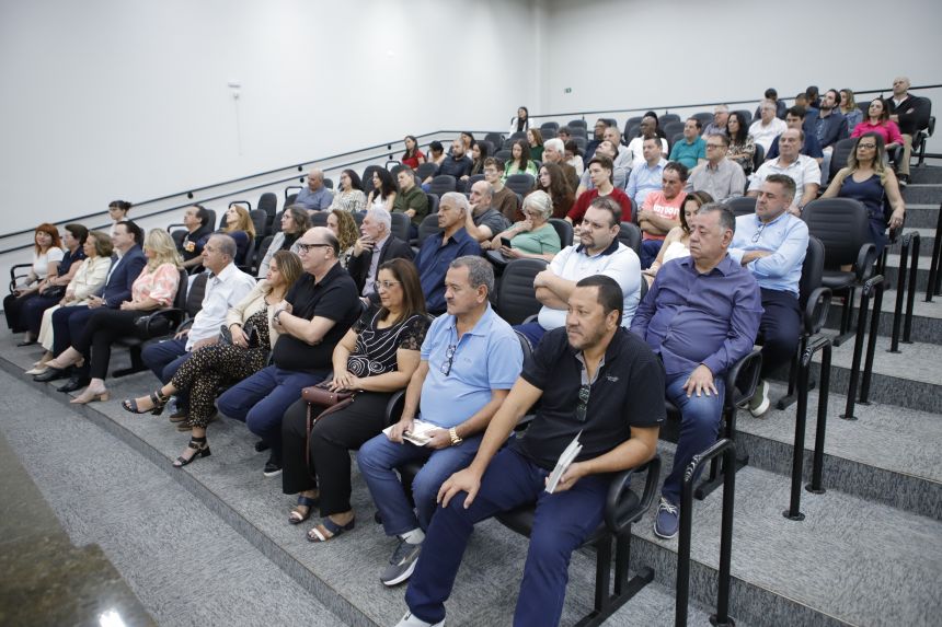 Plenário da Câmara Municipal de Maringá - Entrega do título cidadania benemérita a Antonio Roberto de Paula, dia 30 de agosto de 2024